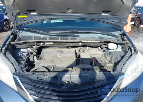 2013 Toyota Sienna Le V6 8 Passenger z USA, uszkodzony, nr VIN 5TDKK3DC7DS404652